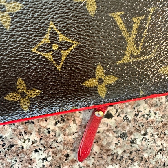 LOUIS VUITTON
Monogram Insolite Wallet converted Crossbody - Picture 15 of 17